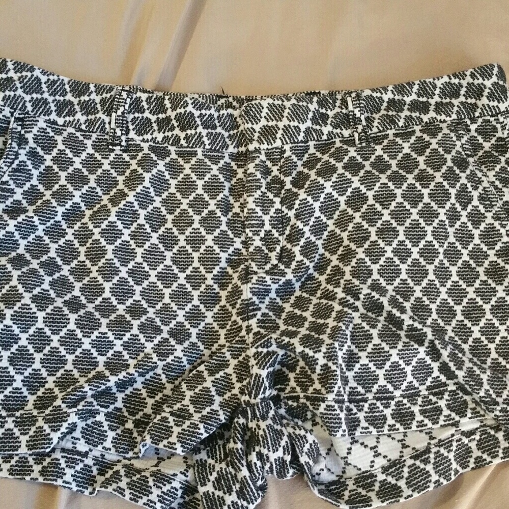 GAP the city shorts cream and black